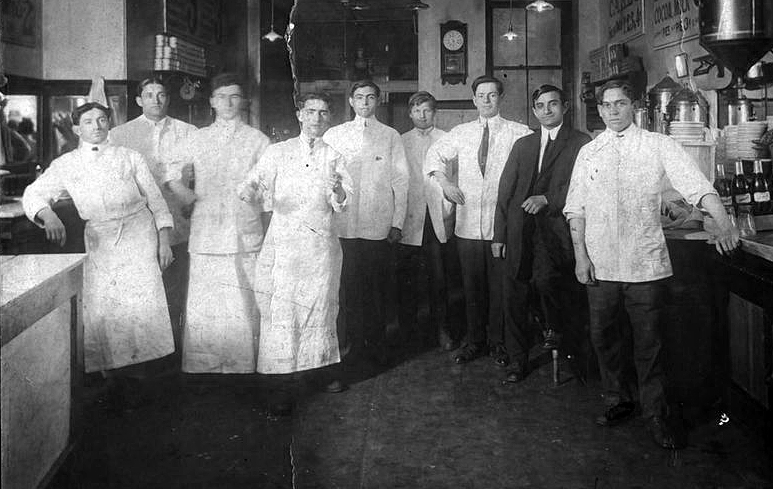 Натан Хандверкер (крайний справа) в ресторане Feltman’s. Фото: Handwerker Family Collection