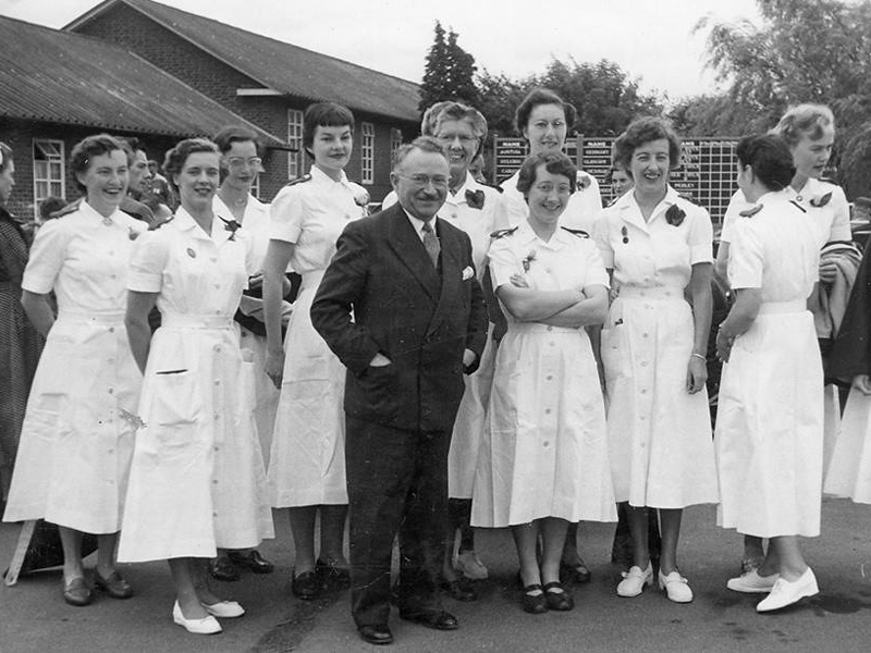 Доктор Гуттман с медсестрами из Национального центра травм позвоночника, 1953 год. Фото: Paralympic Heritage