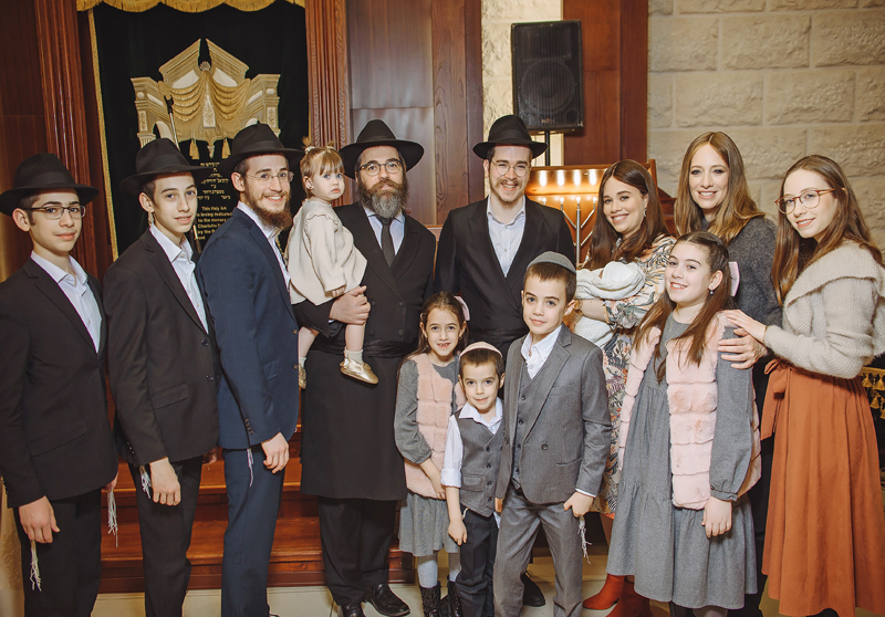 Раввин Шимон Бергман, его супруга рабанит Яэль, их дети, зять и первый внук (младенец на руках)
