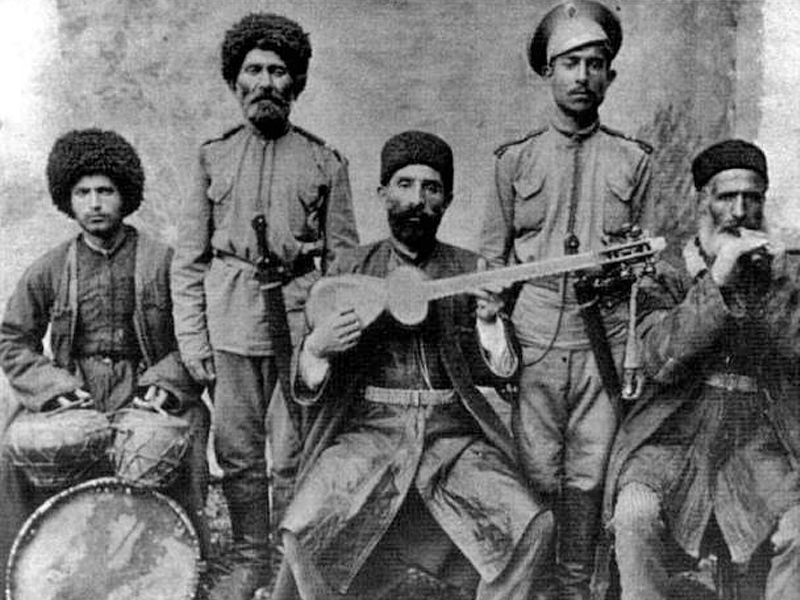 Еврейские музыканты (в окружении военных). Нальчик. 1910-е гг.