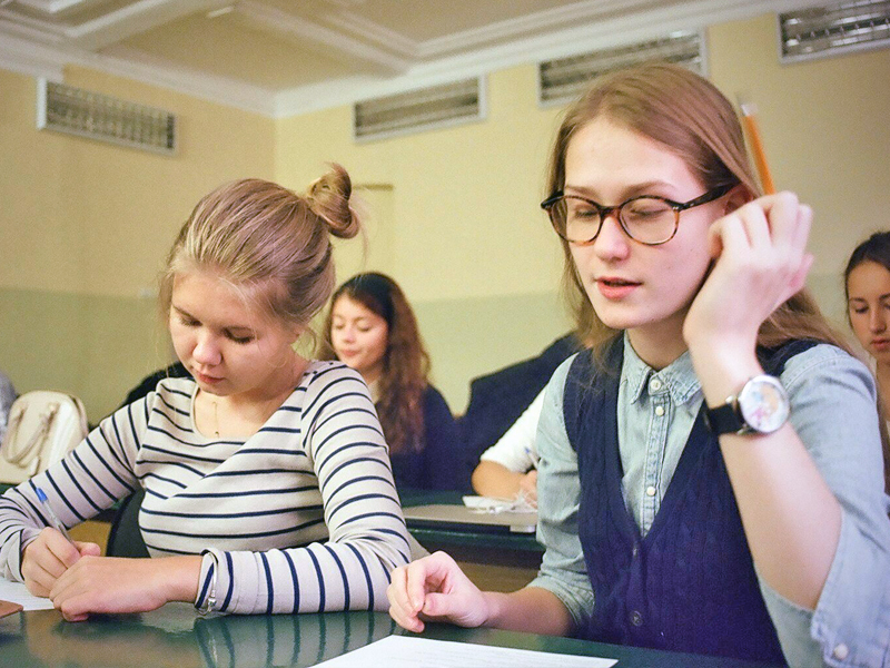 Соня (справа) в гимназии. Фото из личного архива