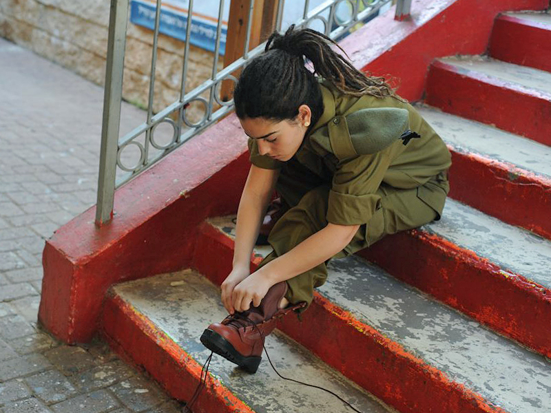 Солдаты батальона «Каракуль» особым образом зашнуровывают ботинки. Фото: Noa City-Eliyahu/Bamahane/IDF