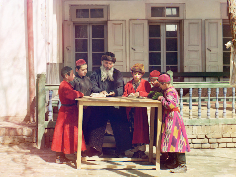 Группа еврейских мальчиков с учителем. Самарканд. 1905—1915 гг. Фотограф Сергей Прокудин-Горский