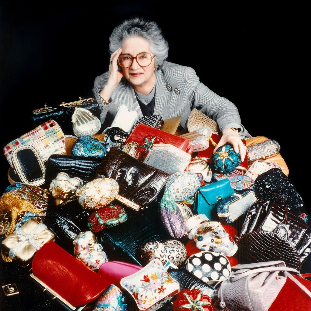 Джудит Лейбер со своими сумочками. Фото: Gordon Munro/The Leiber Collection