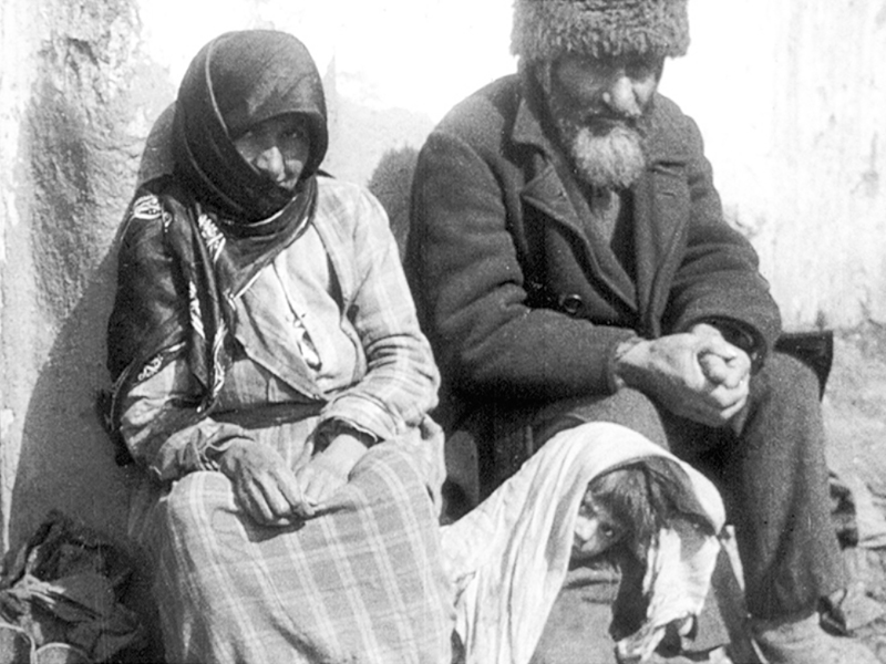 Жители квартала горских евреев в Дербенте у своего дома. 1930-е гг.